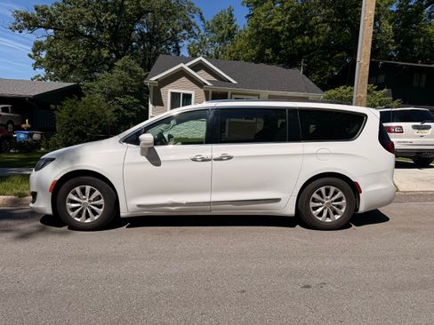 Used 2018 Chrysler Pacifica Touring-L FWD image 9