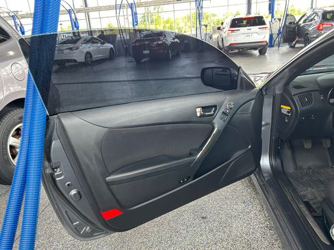 Used 2015 Hyundai Genesis 3.8 image 8