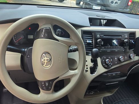 Used 2011 Toyota Sienna LE FWD image 10