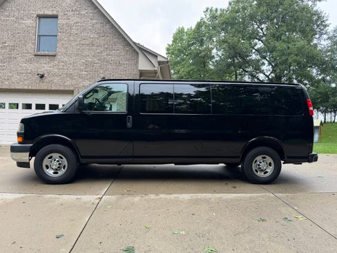 Used 2023 Chevrolet Express 3500 LS w/ Chrome Appearance Package RWD image 2