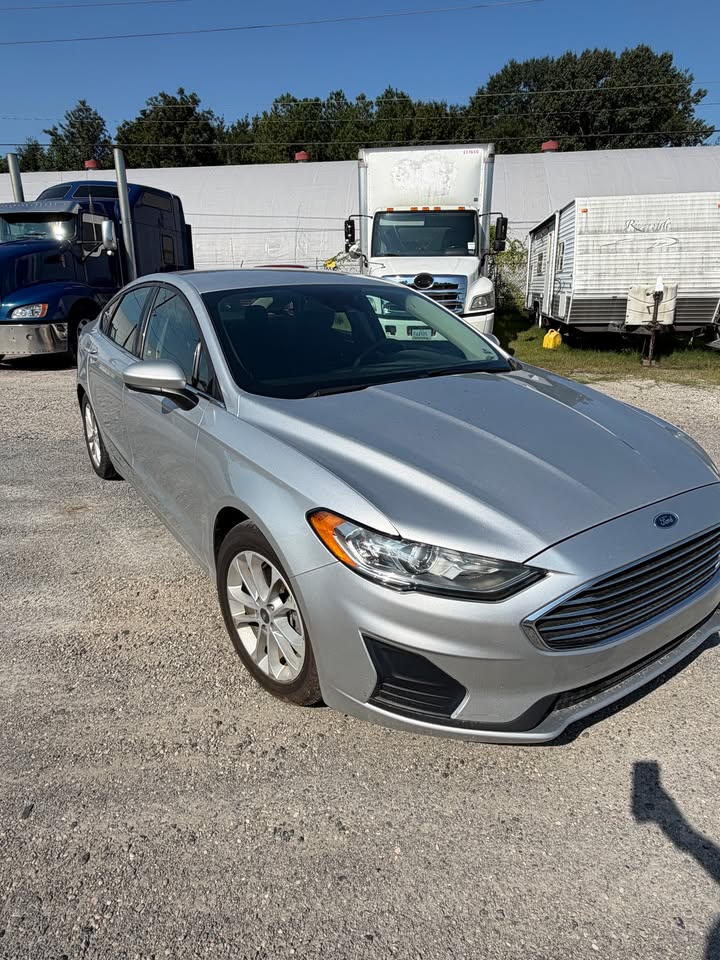 Used 2019 Ford Fusion SE FWD image 2
