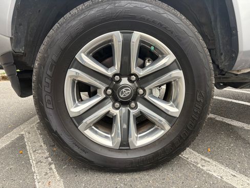 Used 2017 Toyota Tacoma Limited w/ Tow Package image 5