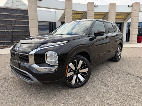 Used 2025 Mitsubishi Outlander SE image 9