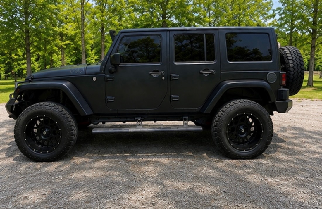 Used 2016 Jeep Wrangler Unlimited Sahara w/ Connectivity Group AWD/4WD image 2