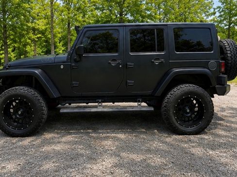 Used 2016 Jeep Wrangler Unlimited Sahara w/ Connectivity Group AWD/4WD image 2