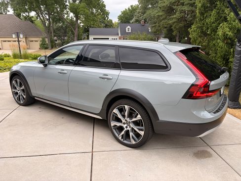Used 2024 Volvo V90 B6 Cross Country Ultimate w/ Protection Package Premier AWD/4WD image 4