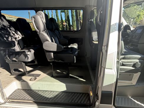 Used 2017 Mercedes-Benz Sprinter 2500 image 8