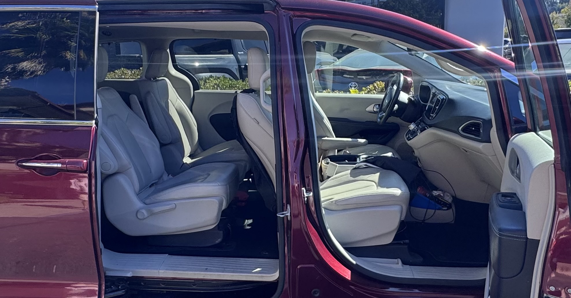 Used 2018 Chrysler Pacifica Touring-L FWD image 2