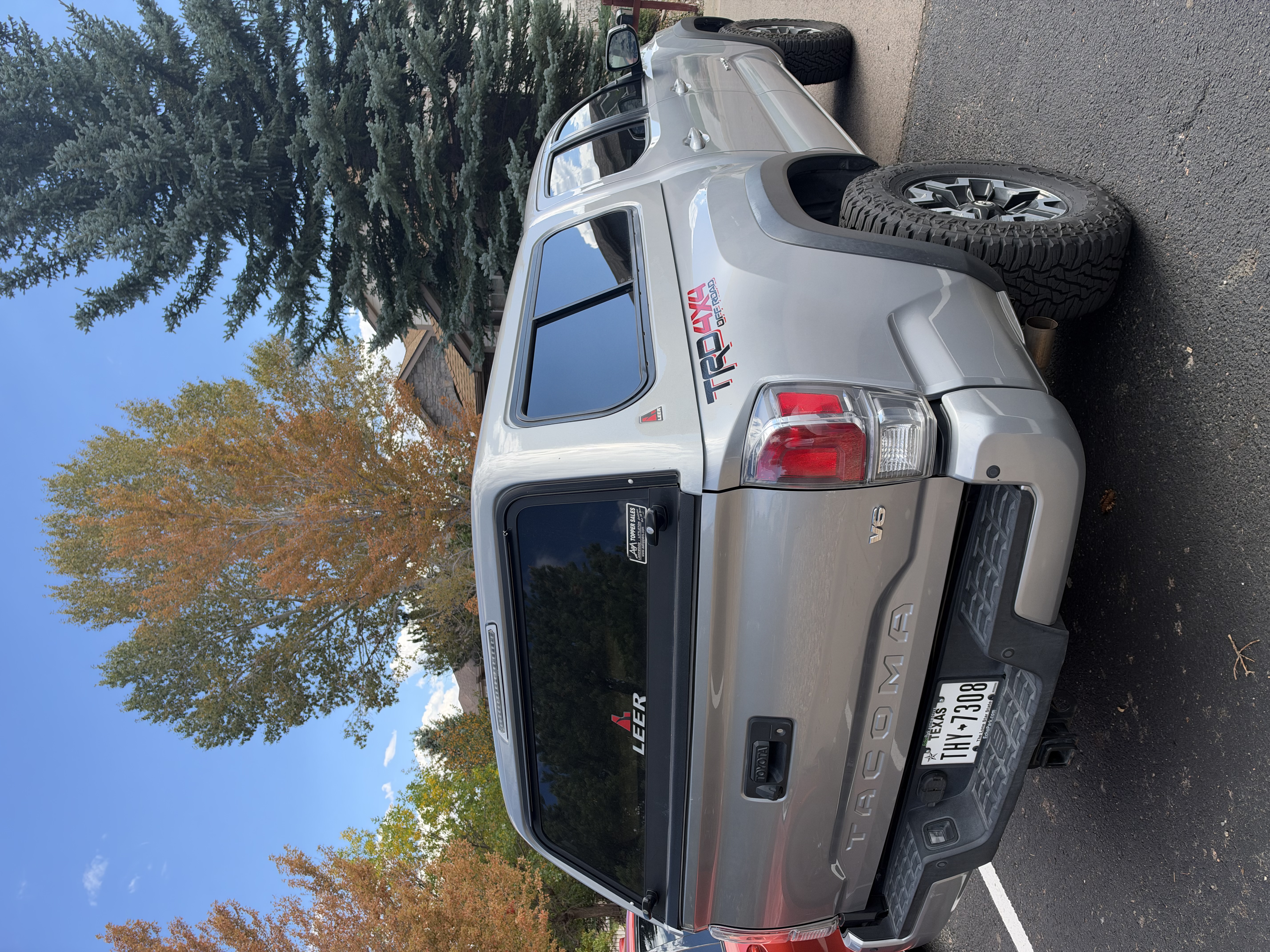 Used 2021 Toyota Tacoma TRD Off-Road w/ Technology Package AWD/4WD image 9