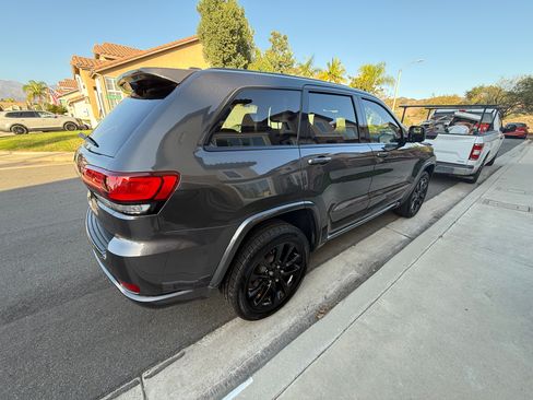 Used 2017 Jeep Grand Cherokee Laredo AWD/4WD image 9