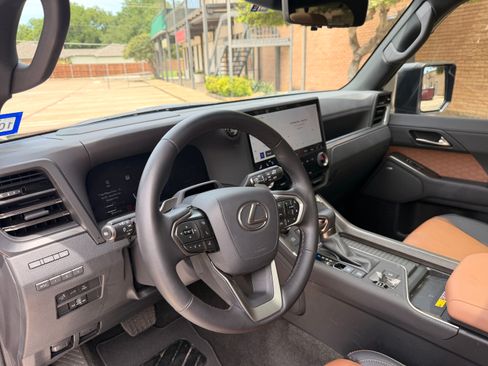 Used 2025 Lexus GX 550 w/ Cold Area Package image 12