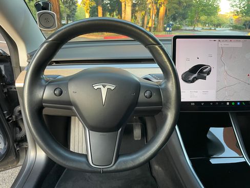 Used 2018 Tesla Model 3 Long Range image 11
