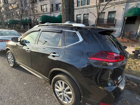 Used 2019 Nissan Rogue SV image 2