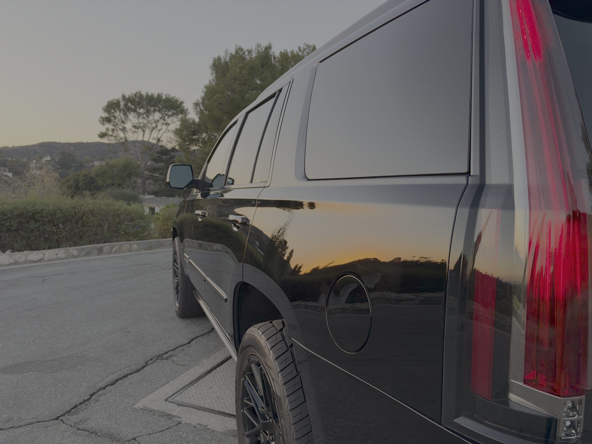 Used 2020 Cadillac Escalade Platinum AWD/4WD image 2