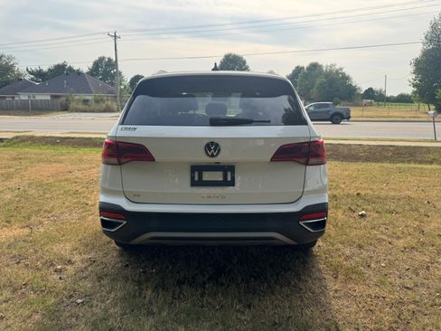 Used 2022 Volkswagen Taos SE FWD image 4