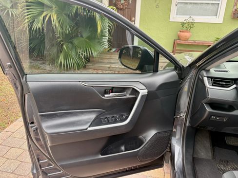 Used 2021 Toyota RAV4 XLE image 8