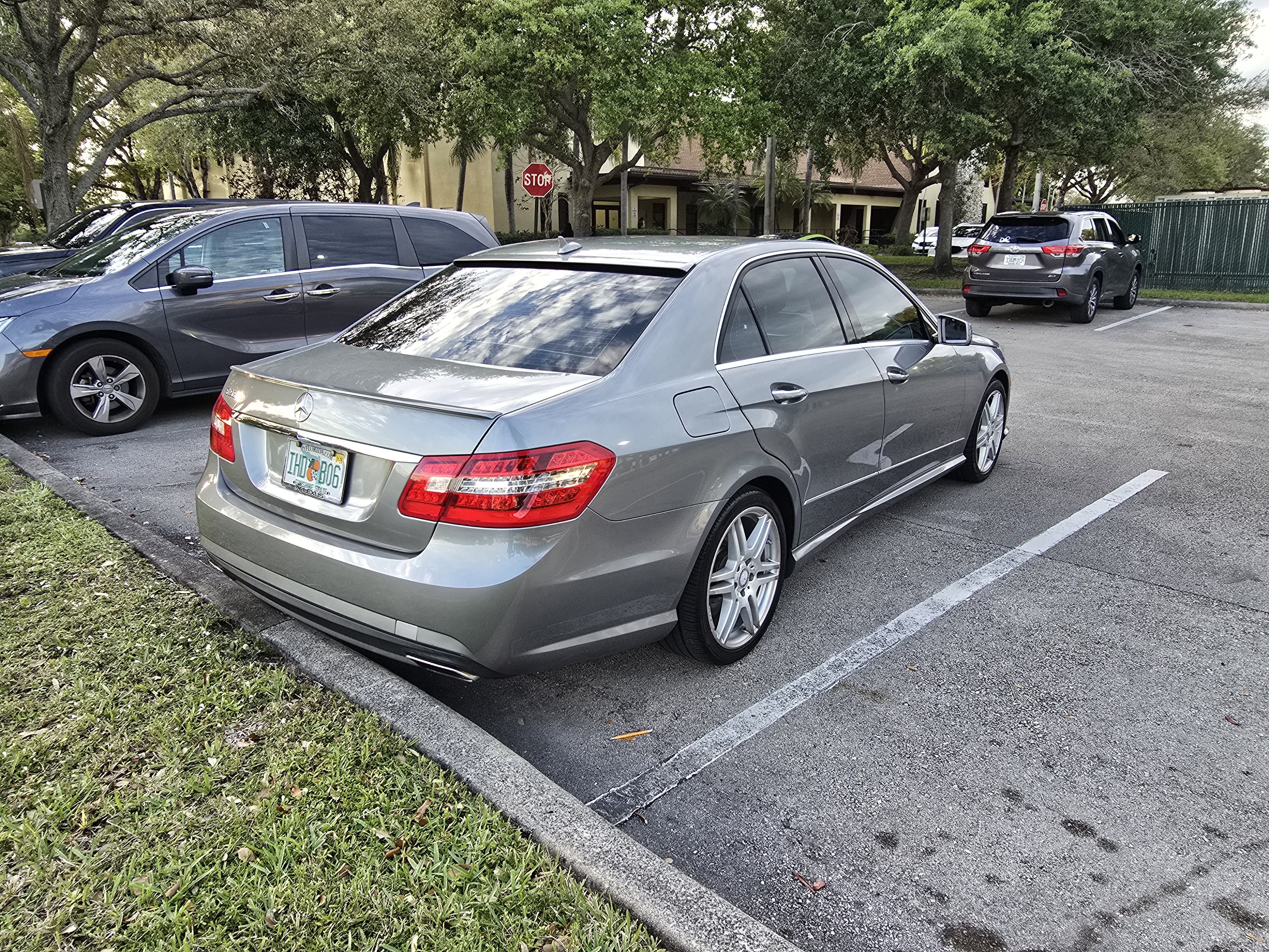 Used 2010 Mercedes-Benz E 550 Sedan image 4