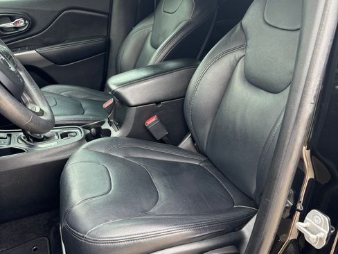 Used 2019 Jeep Cherokee Latitude w/ Popular Appearance Group image 11