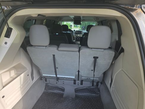 Used 2012 Volkswagen Routan SE image 13