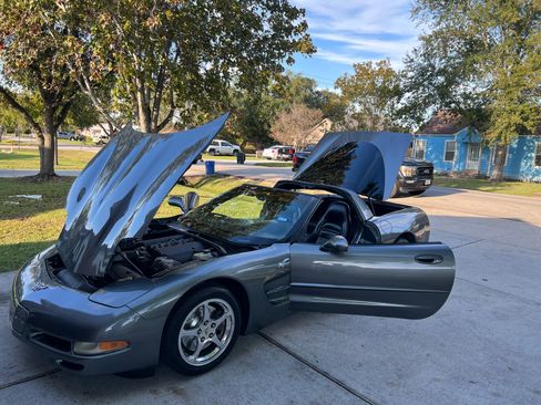 Used 2004 Chevrolet Corvette Coupe w/ Roof Package RWD image 11
