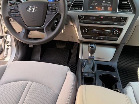 Used 2017 Hyundai Sonata SE w/ Winter Weather Package image 17