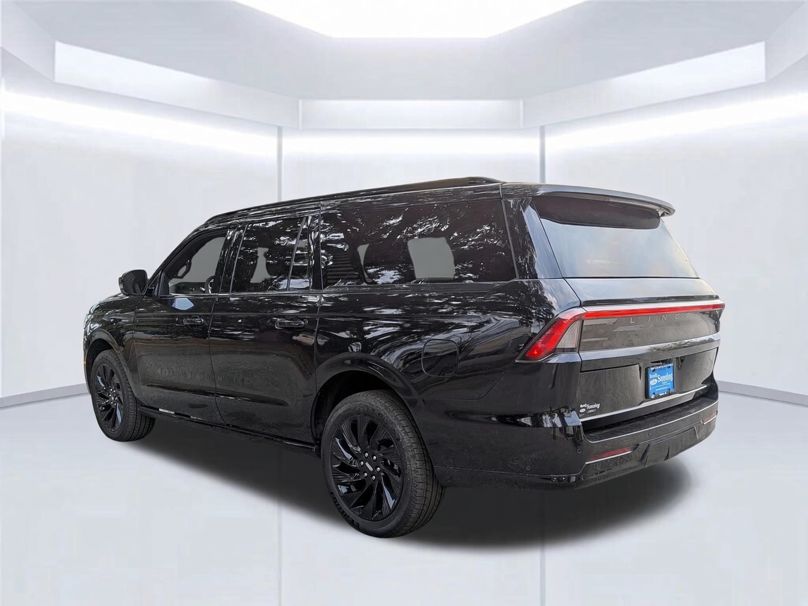 Used 2025 Lincoln Navigator Reserve w/ Jet Appearance Package AWD/4WD image 2