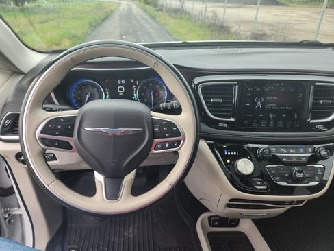 Used 2018 Chrysler Pacifica Limited w/ Tire & Wheel Group image 21