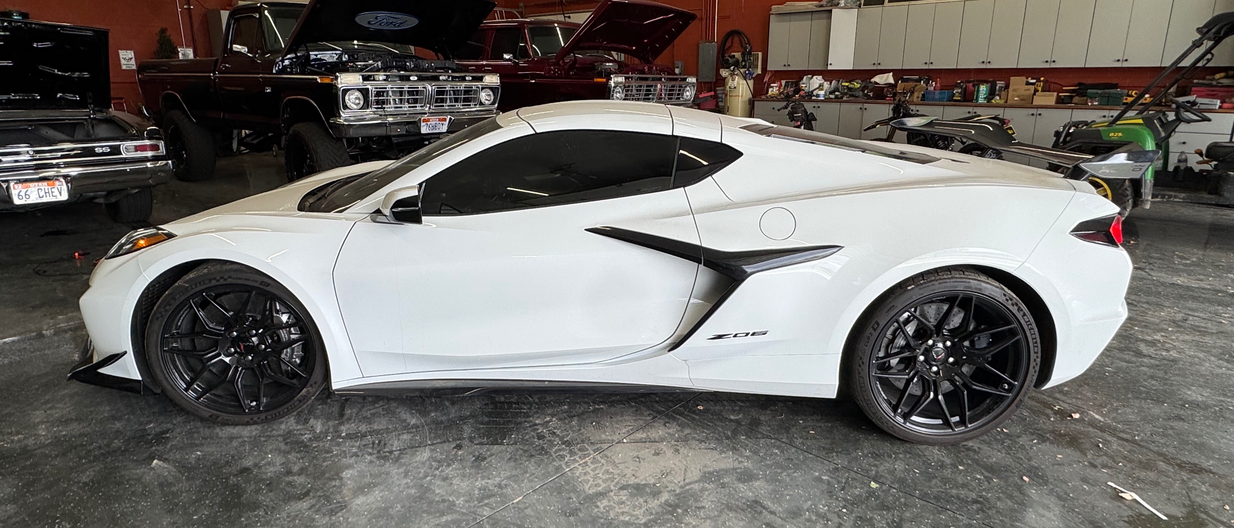 Used 2023 Chevrolet Corvette Z06 w/ Z07 Performance Package RWD image 1