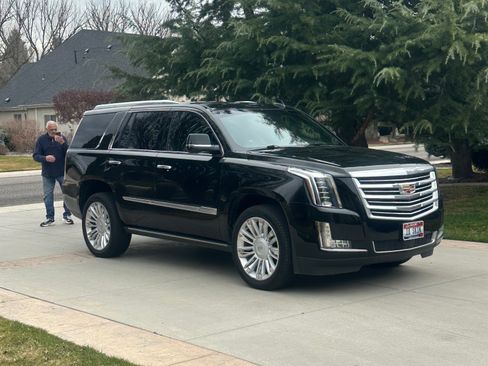 Used 2017 Cadillac Escalade Platinum image 4