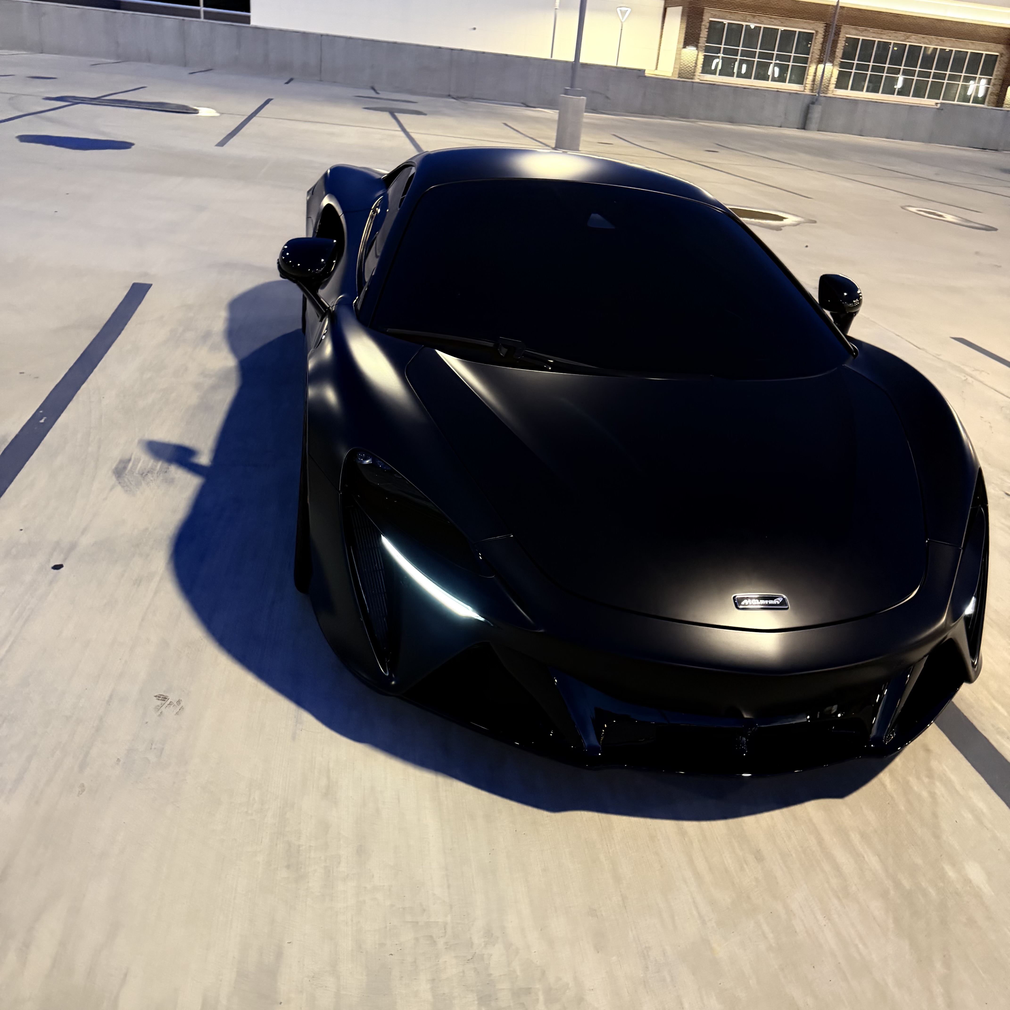 Used 2023 McLaren Artura RWD image 1