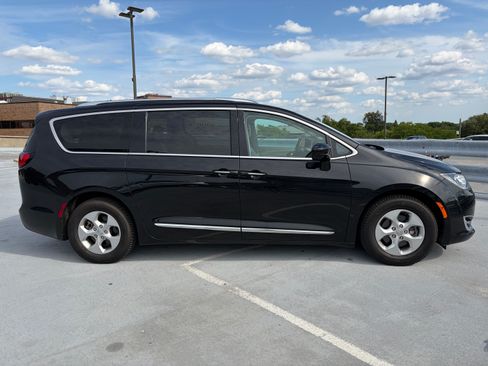 Used 2017 Chrysler Pacifica Touring-L Plus w/ Advanced Safetytec Group FWD image 5