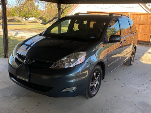 Used 2010 Toyota Sienna XLE image 6