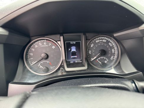 Used 2018 Toyota Tacoma TRD Off-Road image 2