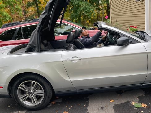 Used 2010 Ford Mustang Convertible RWD image 1