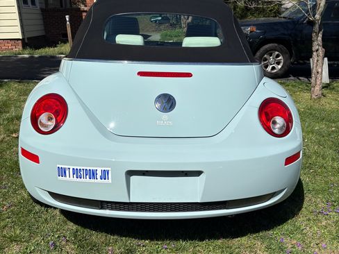 Used 2010 Volkswagen Beetle Final Edition image 4