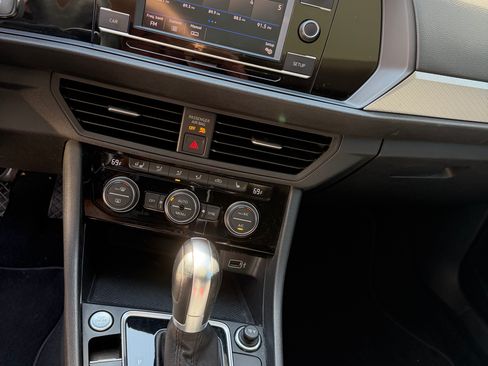 Used 2019 Volkswagen Jetta SE w/ Cold Weather Package FWD image 18
