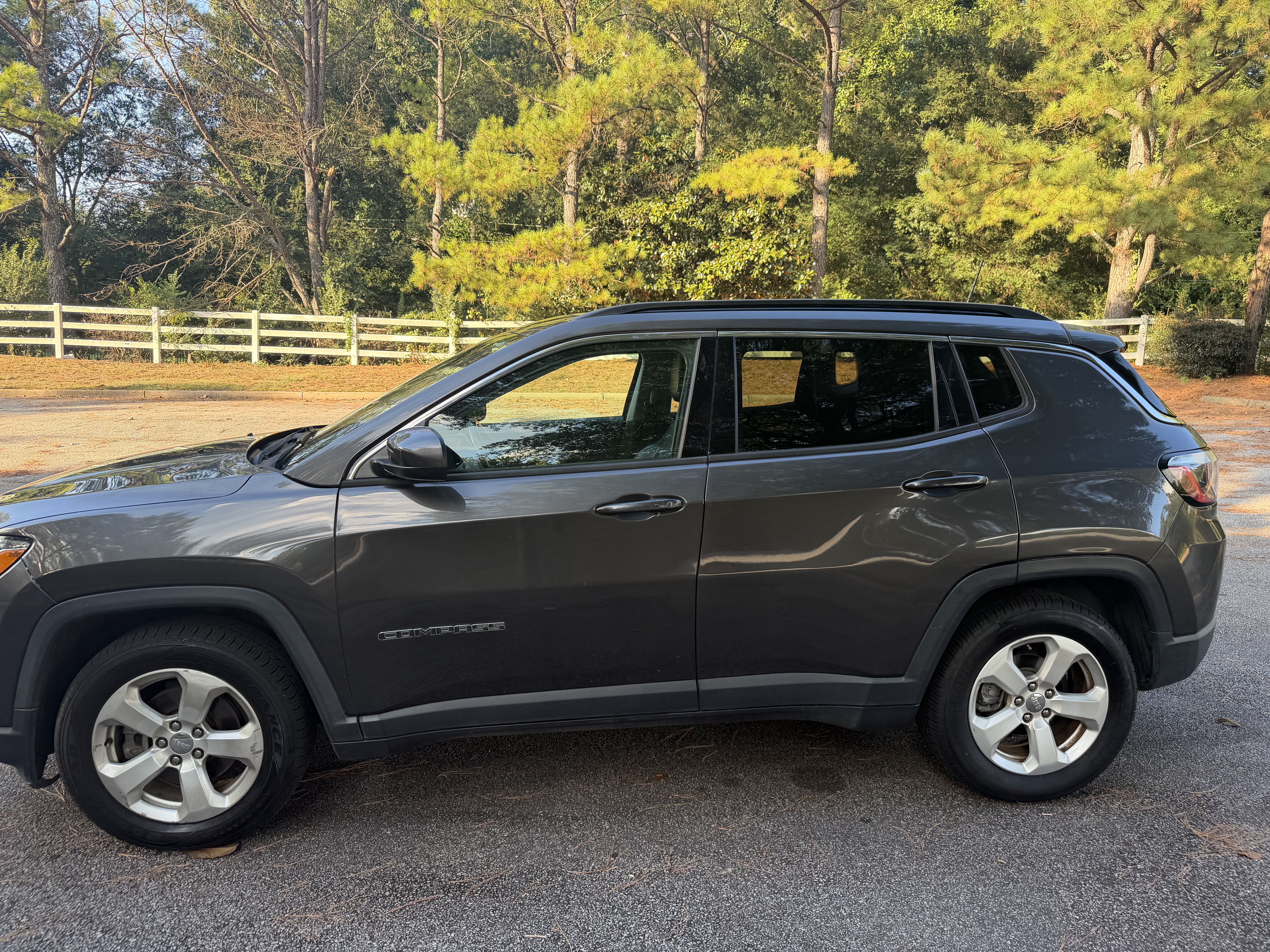 Used 2018 Jeep Compass Latitude w/ Popular Equipment Group FWD image 1