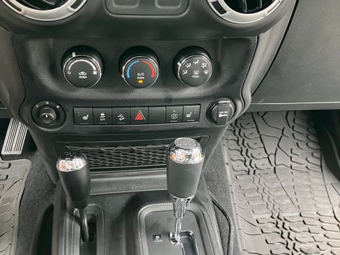 Used 2014 Jeep Wrangler Rubicon w/ Power Convenience Group AWD/4WD image 12
