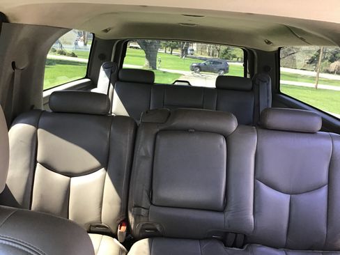 Used 2005 Chevrolet Suburban Z71 w/ Preferred Equipment Group image 8