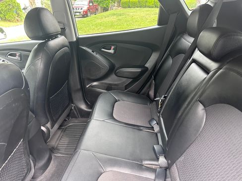 Used 2011 Hyundai Tucson GLS w/ Navigation Pkg 2 FWD image 13