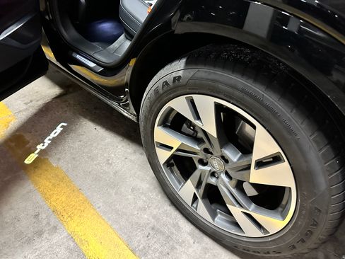 Used 2021 Audi e-tron Prestige w/ Prestige Package image 13