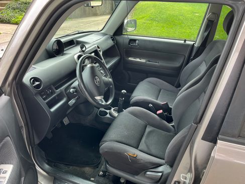 Used 2004 Scion xB FWD image 13