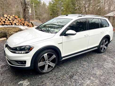Used 2018 Volkswagen Golf Alltrack S image 1