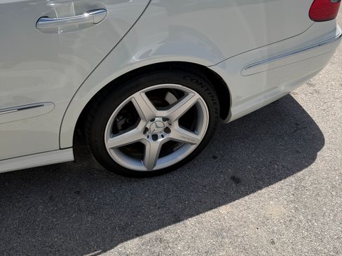 Used 2009 Mercedes-Benz E 550 Sedan image 4