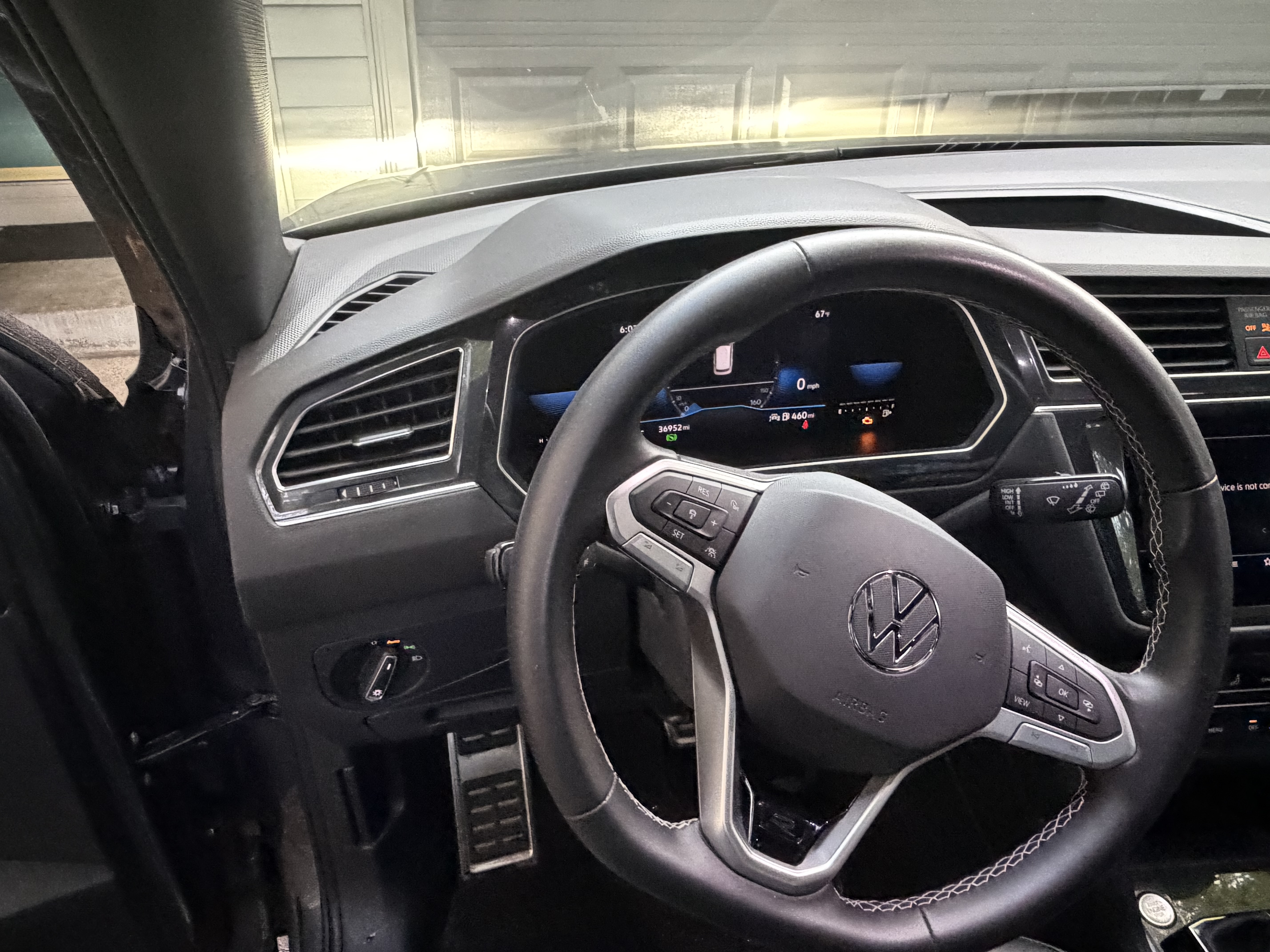 Used 2023 Volkswagen Tiguan SE R-Line FWD image 9