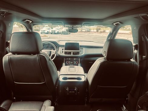 Used 2024 Chevrolet Suburban High Country AWD/4WD image 8