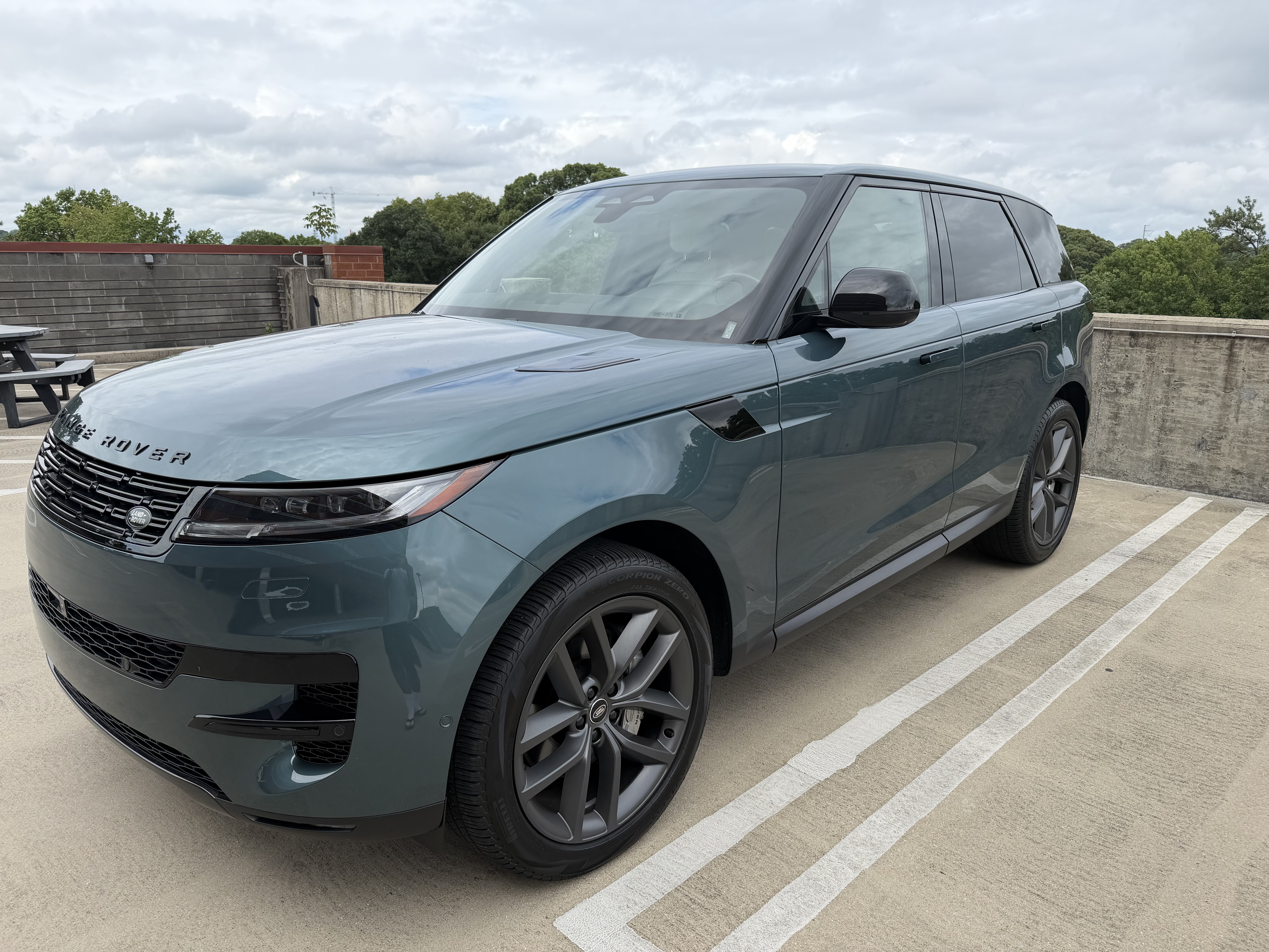 Used 2025 Land Rover Range Rover Sport SE AWD/4WD image 4