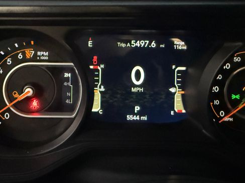 Used 2024 Jeep Gladiator Rubicon w/ Technology Group AWD/4WD image 13
