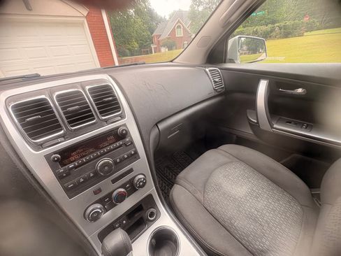 Used 2010 GMC Acadia SLE FWD image 18