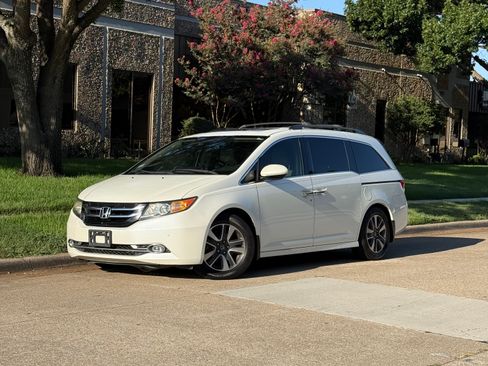 Used 2014 Honda Odyssey Touring image 1